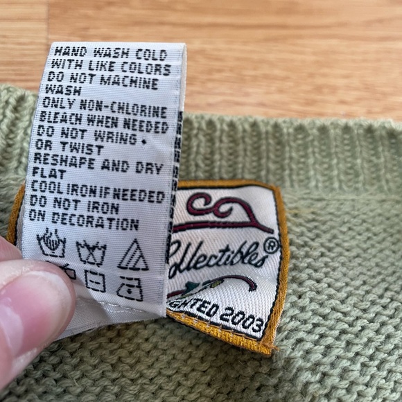 Women’s size small, embroidered, Valentine’s Day sweater, sage green - Picture 7 of 10